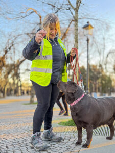 Cristina Schievano in relazione con un cane durante una sessione educativa, sguardo attento ed empatico.