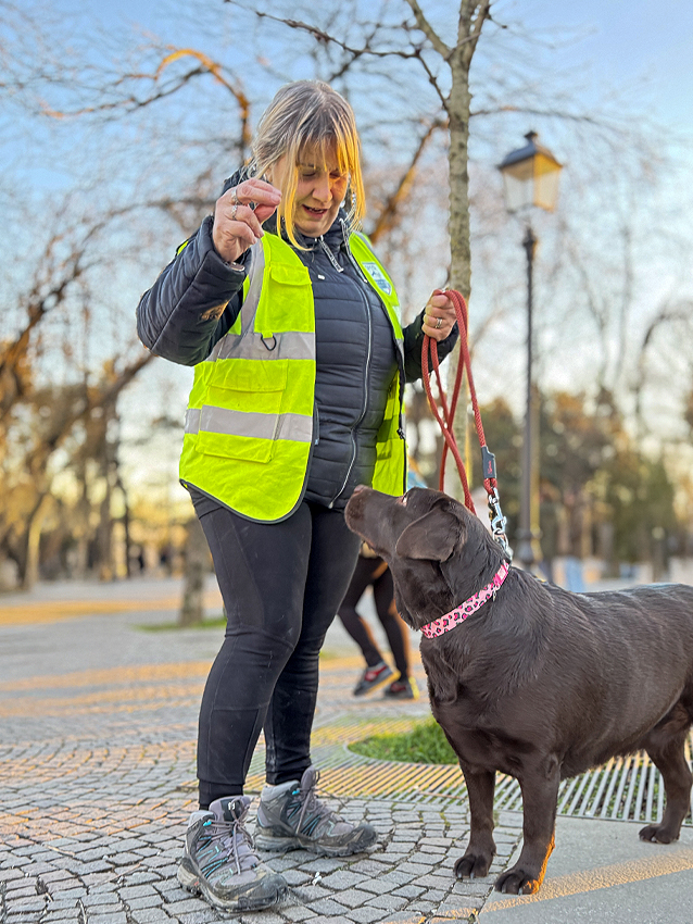 Cristina Schievano in relazione con un cane durante una sessione educativa, sguardo attento ed empatico.